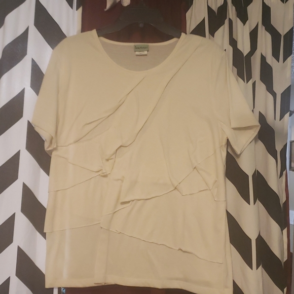 Cream colored shirt. - Picture 1 of 1